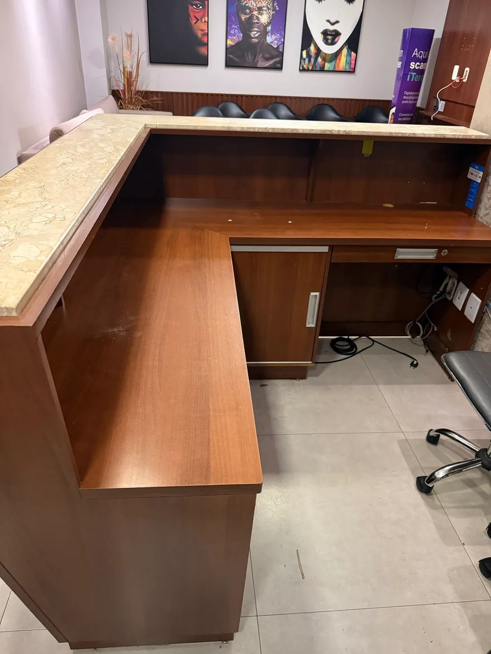 Vendo balcão p/ 2 atendentes com mármore travertino 1,80 x 1,90  para atendimento  - Foto 3