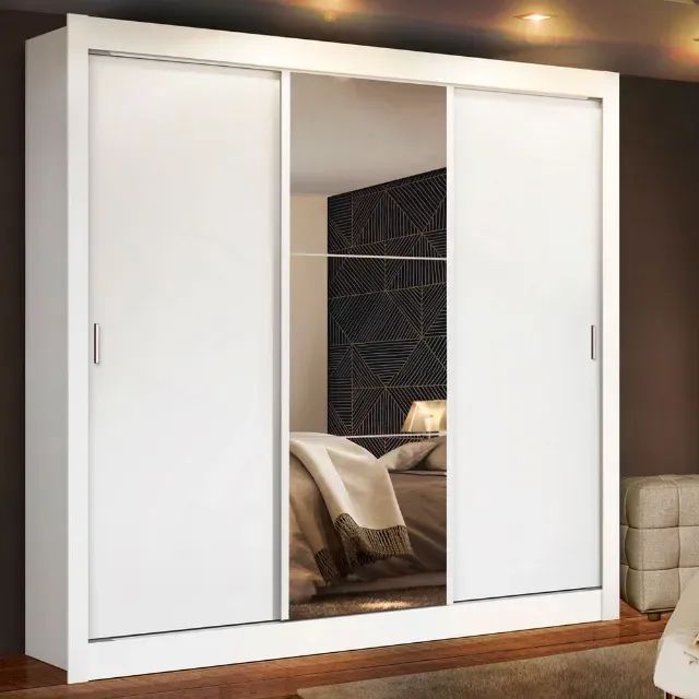 guarda roupa brancom  3 portas 1 de vidro