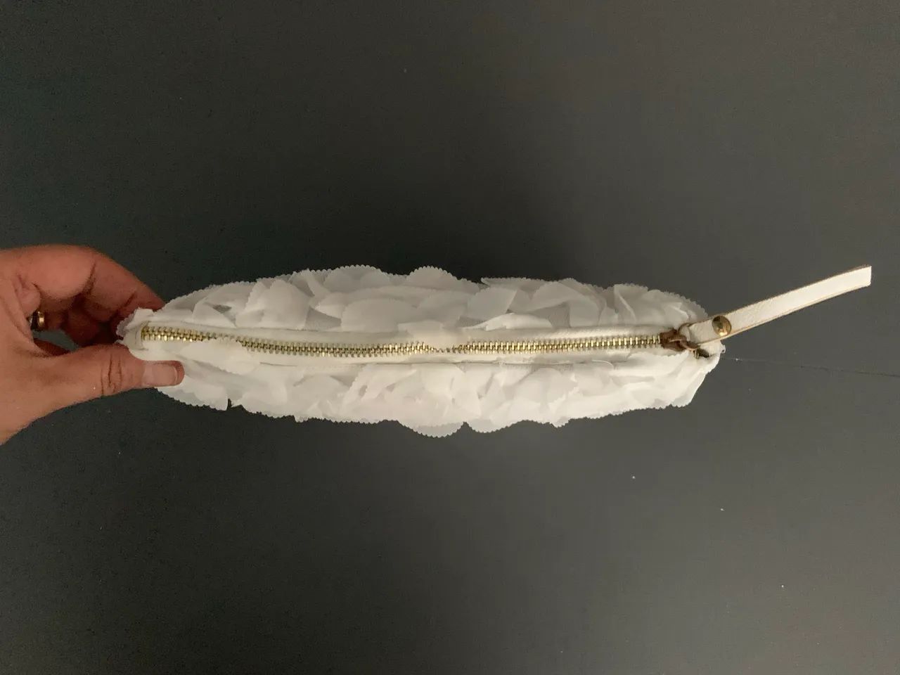 Bolsa diferenciada em tecido branca com aplique formando flores  - Foto 3