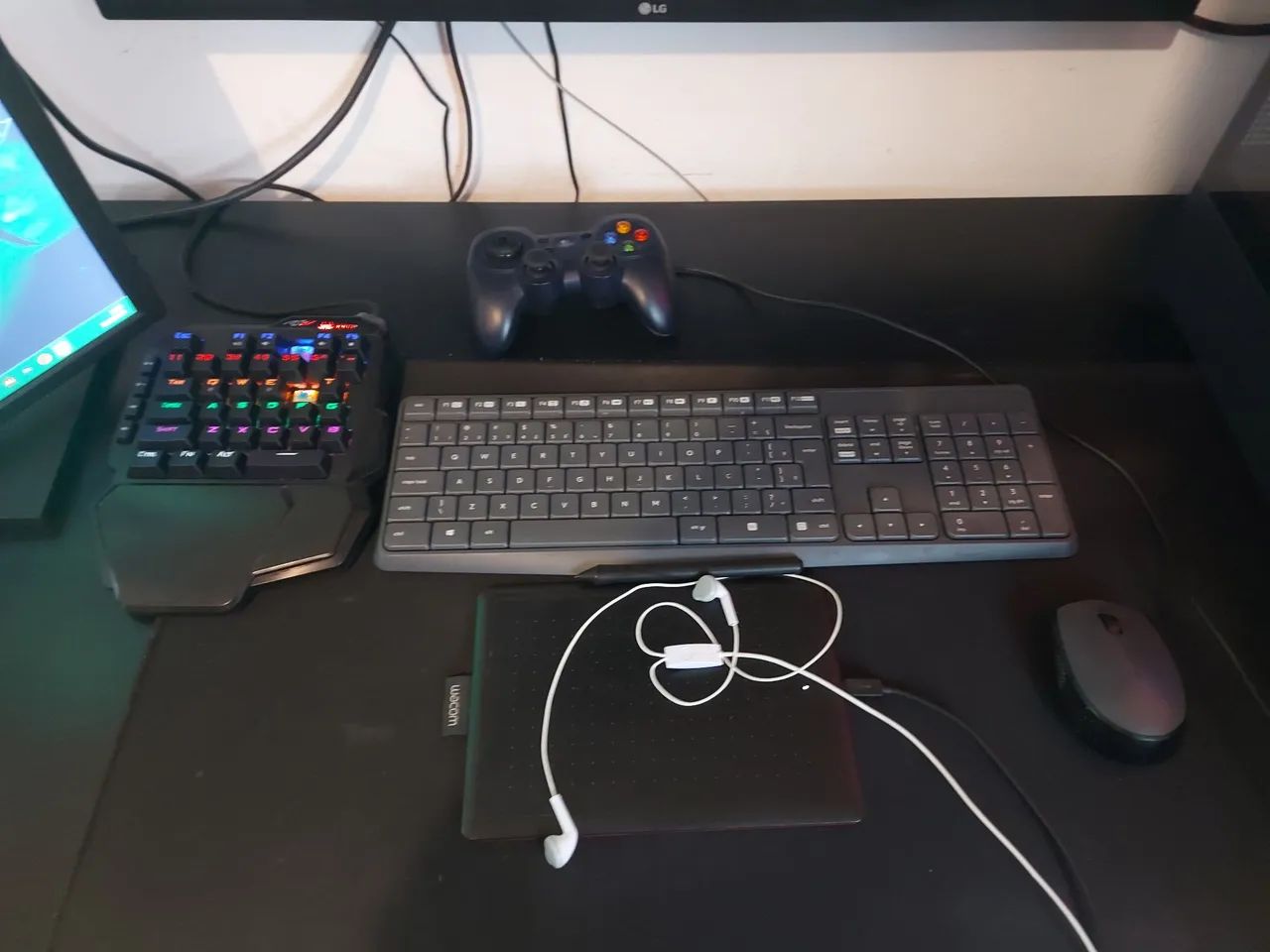 Setup Completo (PC Gamer + Monitores + Periféricos + Mobília) - Ryzen 7 5700X e RX 9060 XT - Foto 4