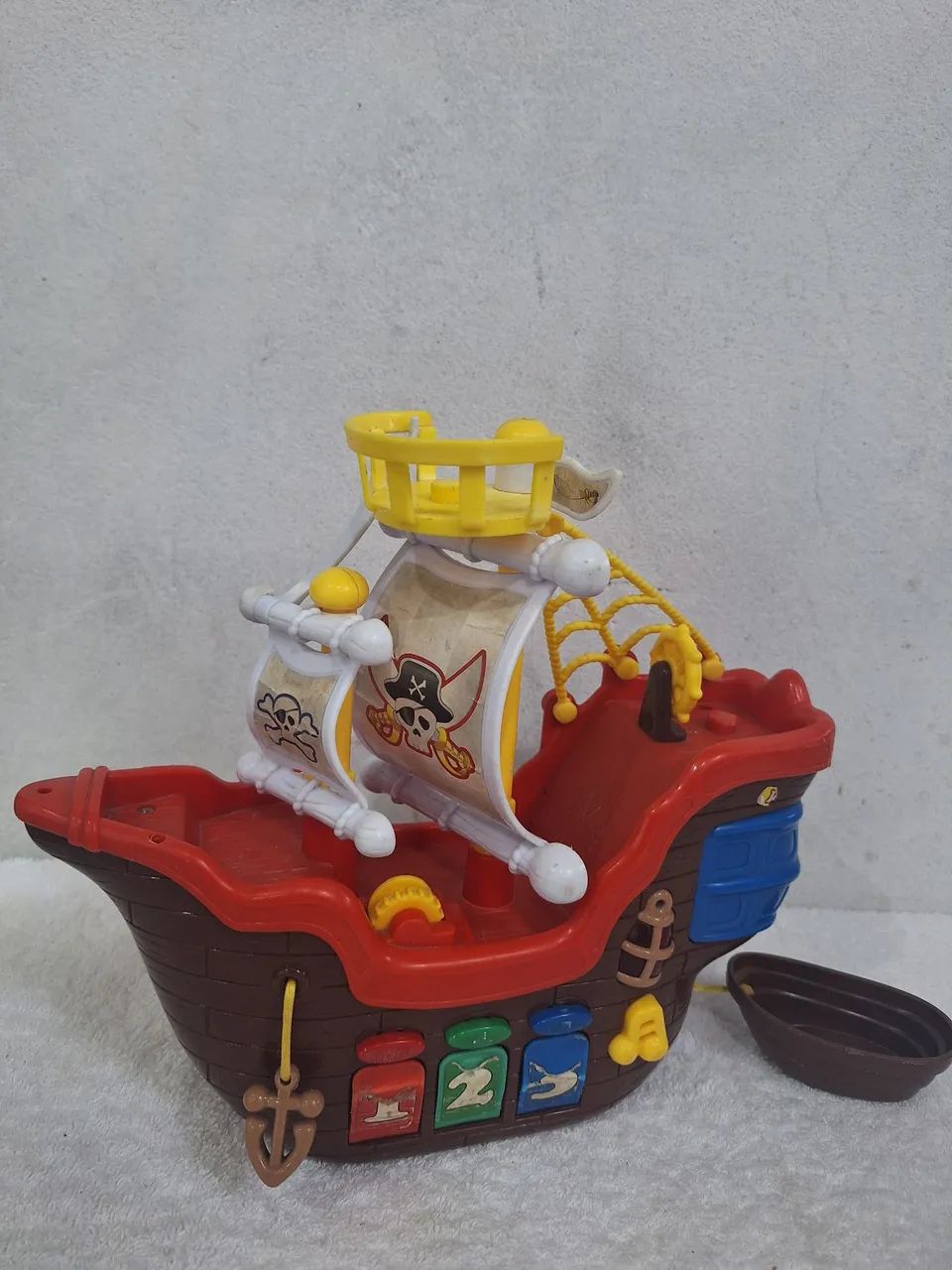 Barco pirata de brinquedo