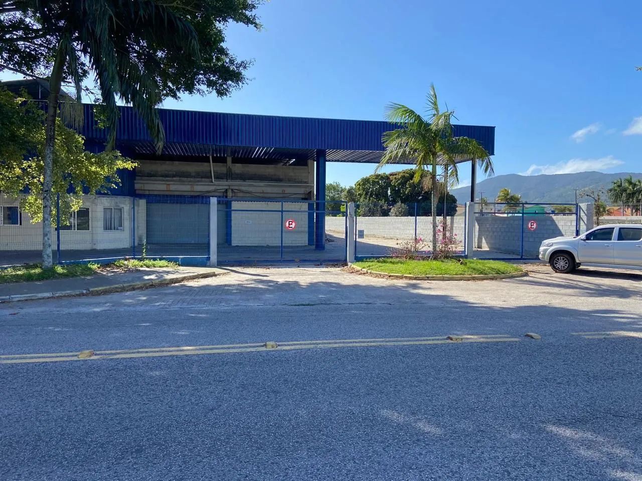 Galpão Comercial para Alugar no bairro Carianos, em Florianópolis.