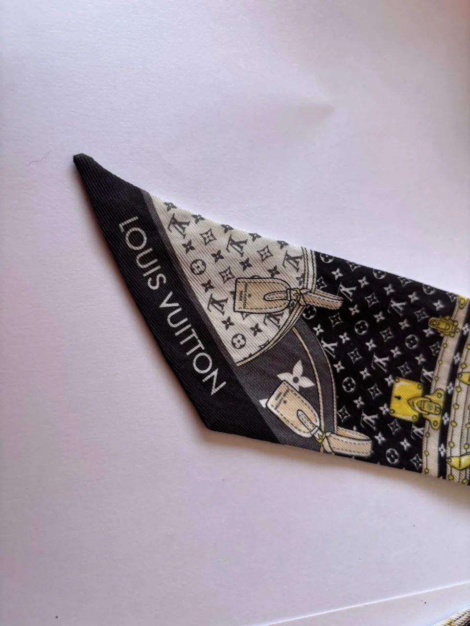 Bandeau Louis Vuitton Silk Trunk Monogram Grey/Black - Foto 2