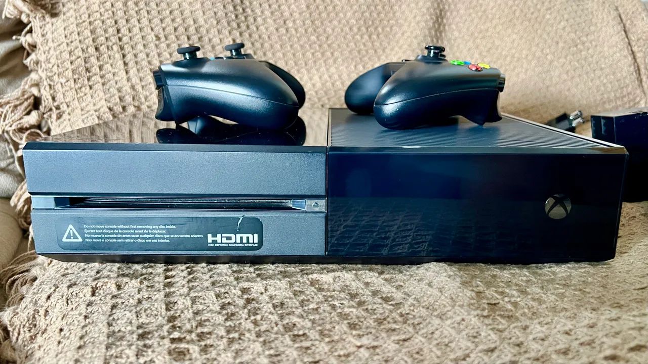 Xbox One 500GB + 2 Controles e cabos.