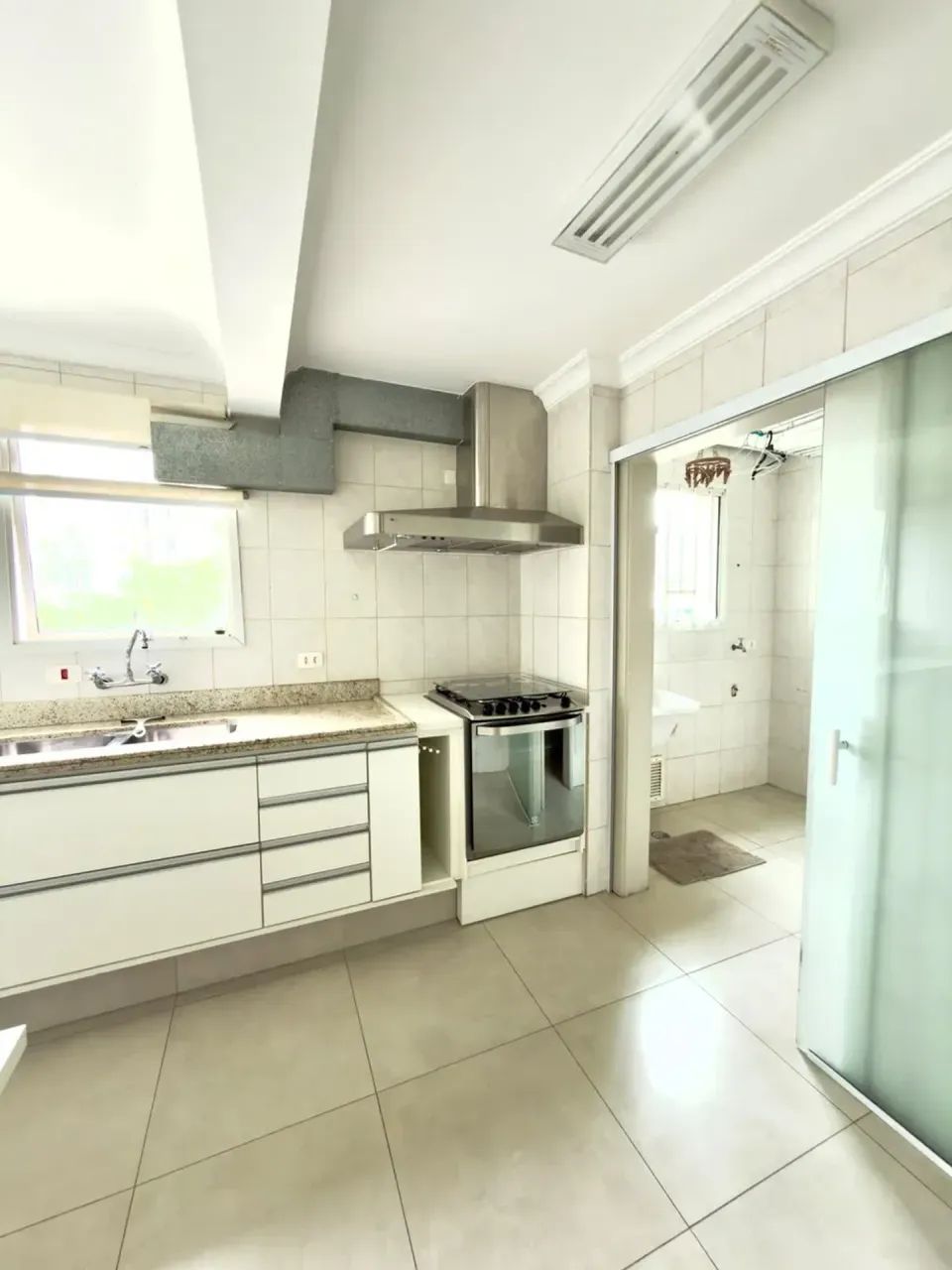 Apartamento espaçoso e arborizado 2 dorms 2 vgs e piscina - Foto 5