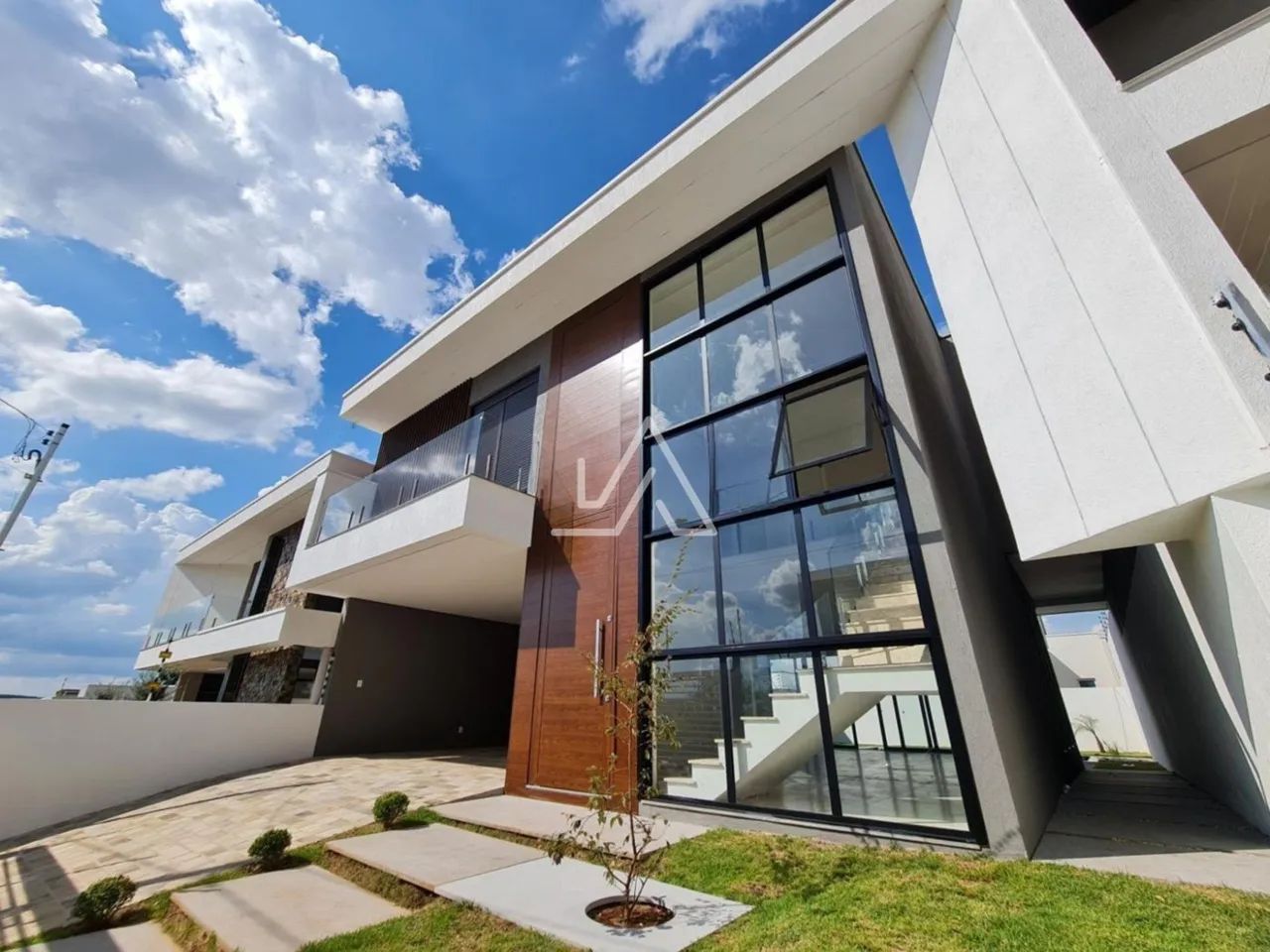 CASA COM PISCINA CIDADE NOVA- 3 SUÍTES