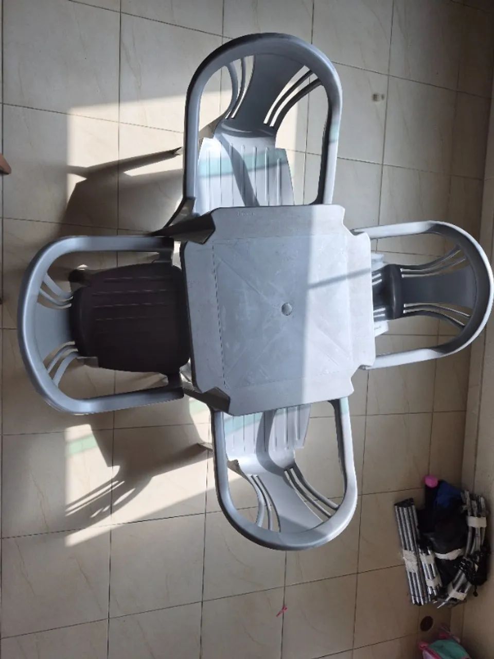 Jogo mesa e cadeira cor cinza