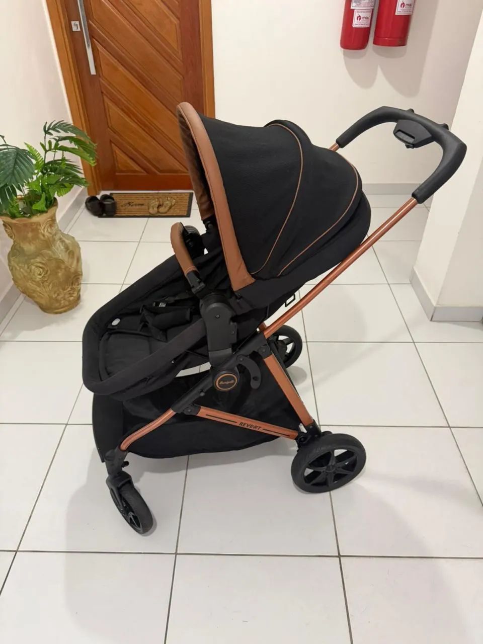 Vendo excelente kit carrinho e bebê conforto e base da burigotto 