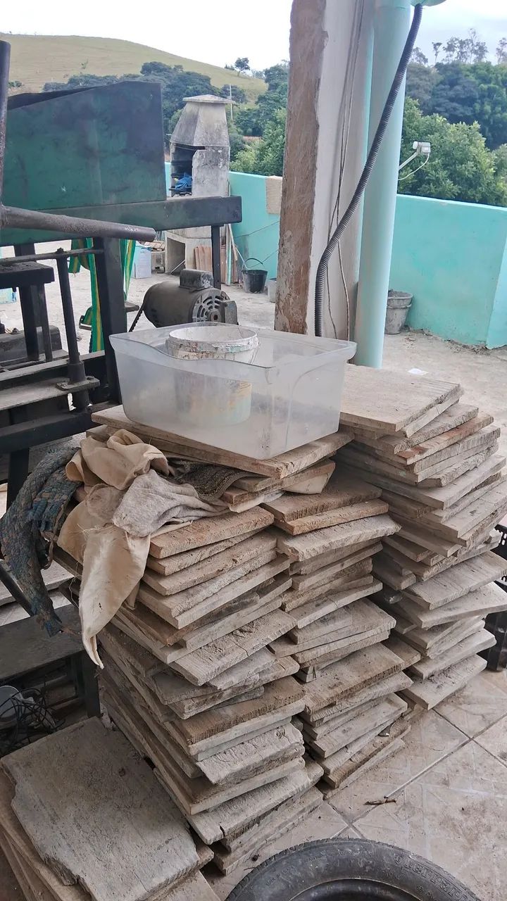 Maquina para fazer blocos de cimento com formas, de 10 e 15,betoneira, e palets para secar - Foto 2
