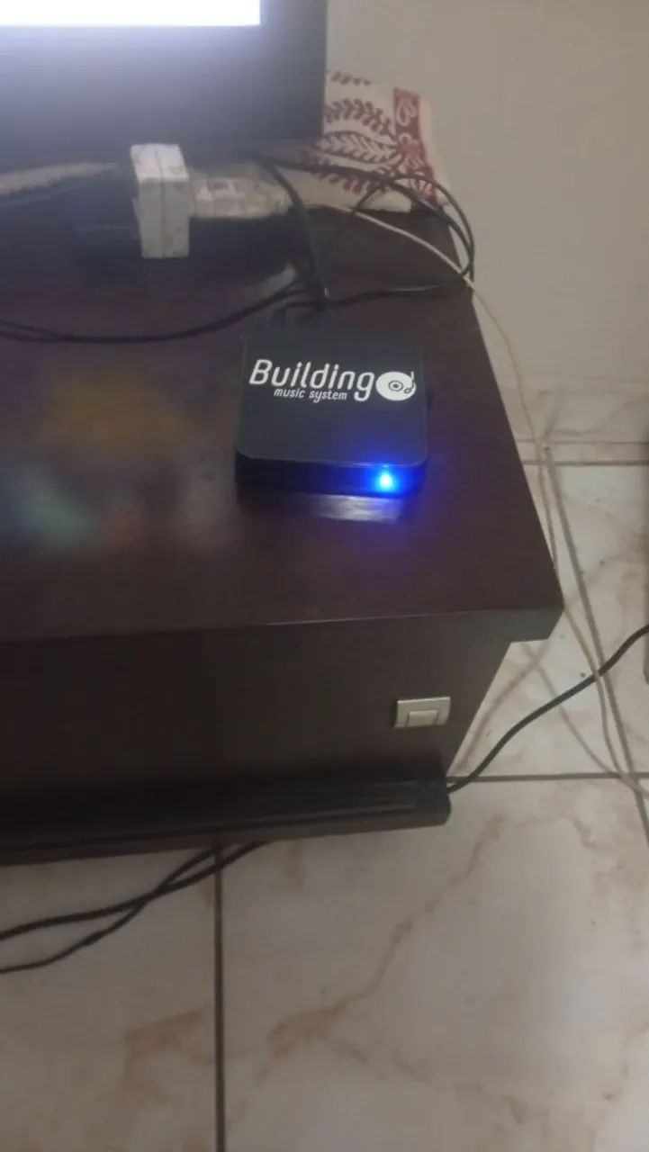 Vendo uma TV de 43 polegadas de marca Buster com aparelho Box incluído o controle remoto - Foto 2
