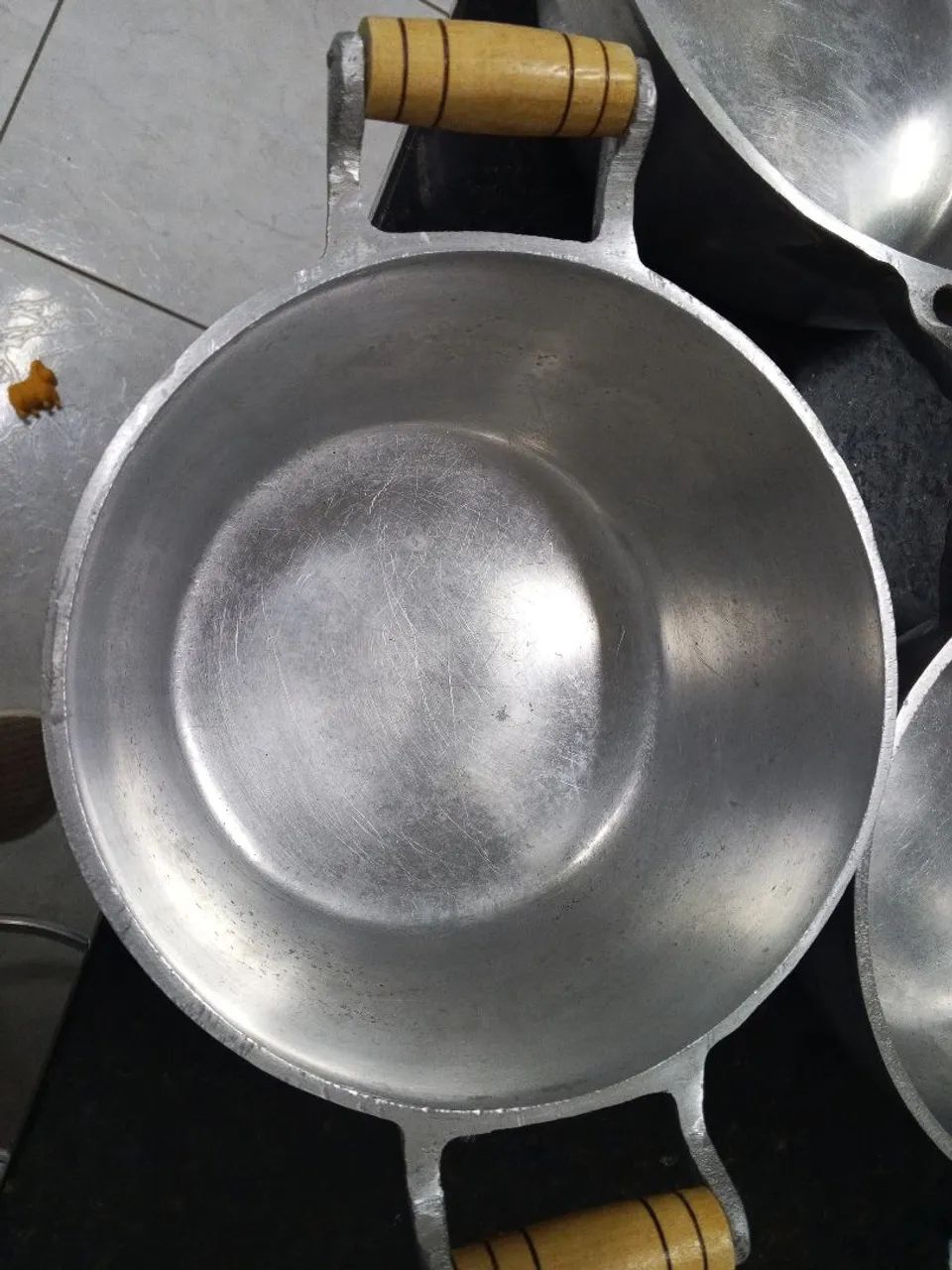 Vendo três panelas de alumínio batido praticamente novas  - Foto 4