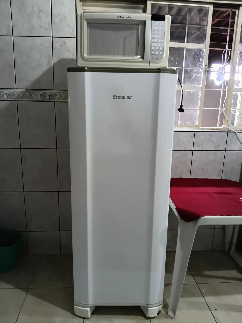Geladeira e micro-ondas 