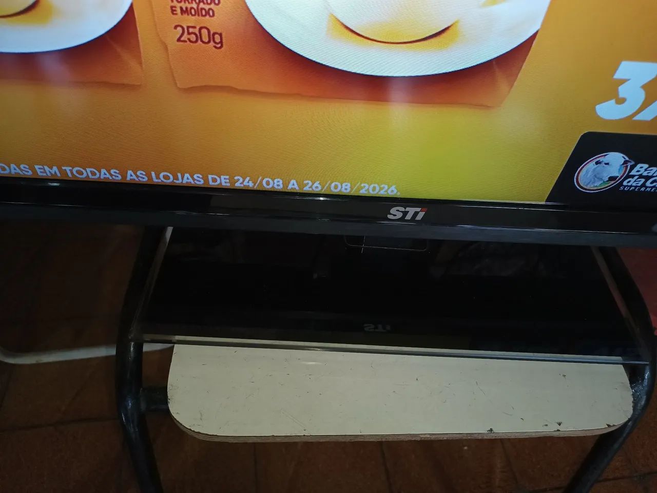 V nada de uma tv STi 40 polegadas pega internet via cabo de rede ótima tv  valor 400.00 - Foto 3