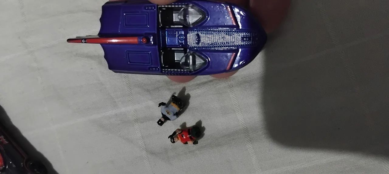 Miniaturas batmovel e batlancha com bonecos - Foto 3