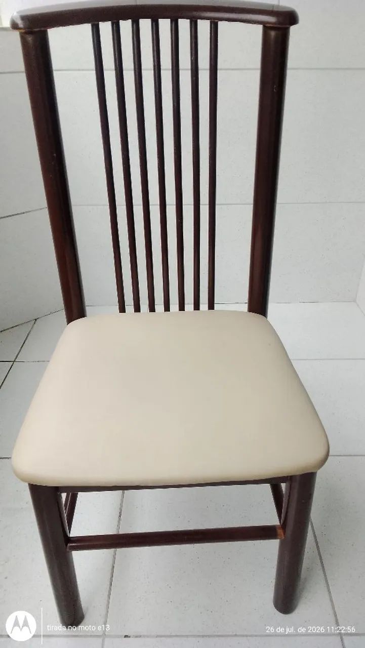 Mesa de madeira com tampa de vidro 4 cadeiras  - Foto 2
