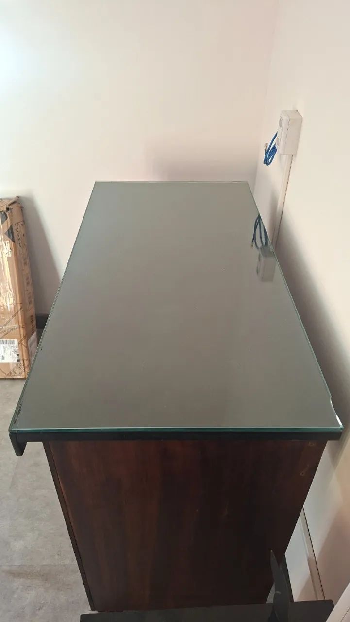 Mesa de escritório e cadeira
