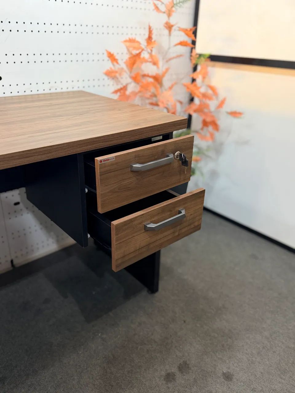 Mesa com gaveta amadeira com detalhes preto -Reforçado  - Foto 2