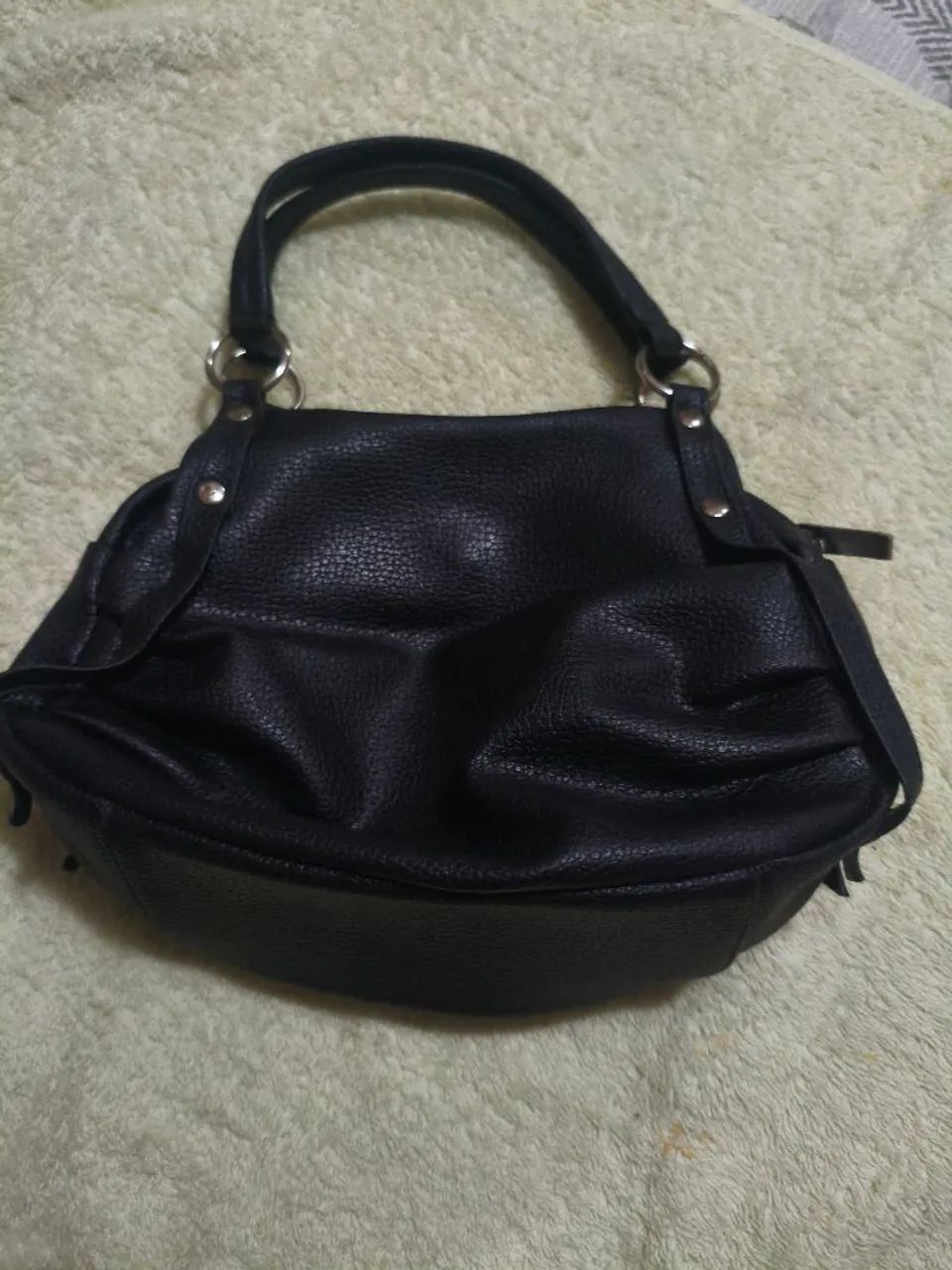 Bolsa de couro preta.
