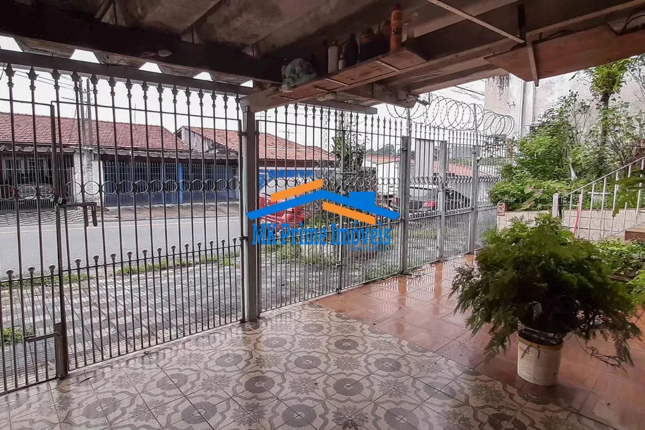 Casa com 3 quartos e 2 vagas de garagem.