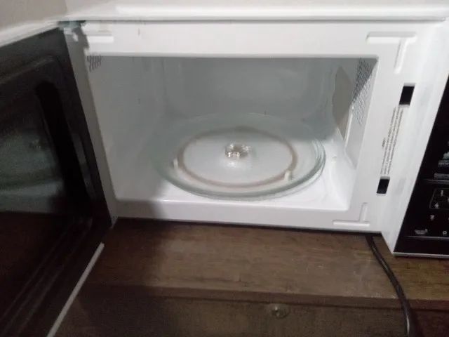 Vendo micro ondas E  escrivaninha  - Foto 5
