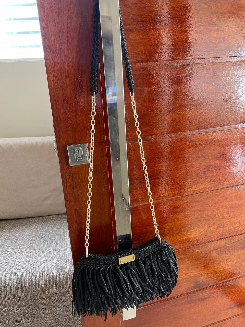 Bolsa artesanal Kasampaio com corrente dourada e franjinhas - Foto 2