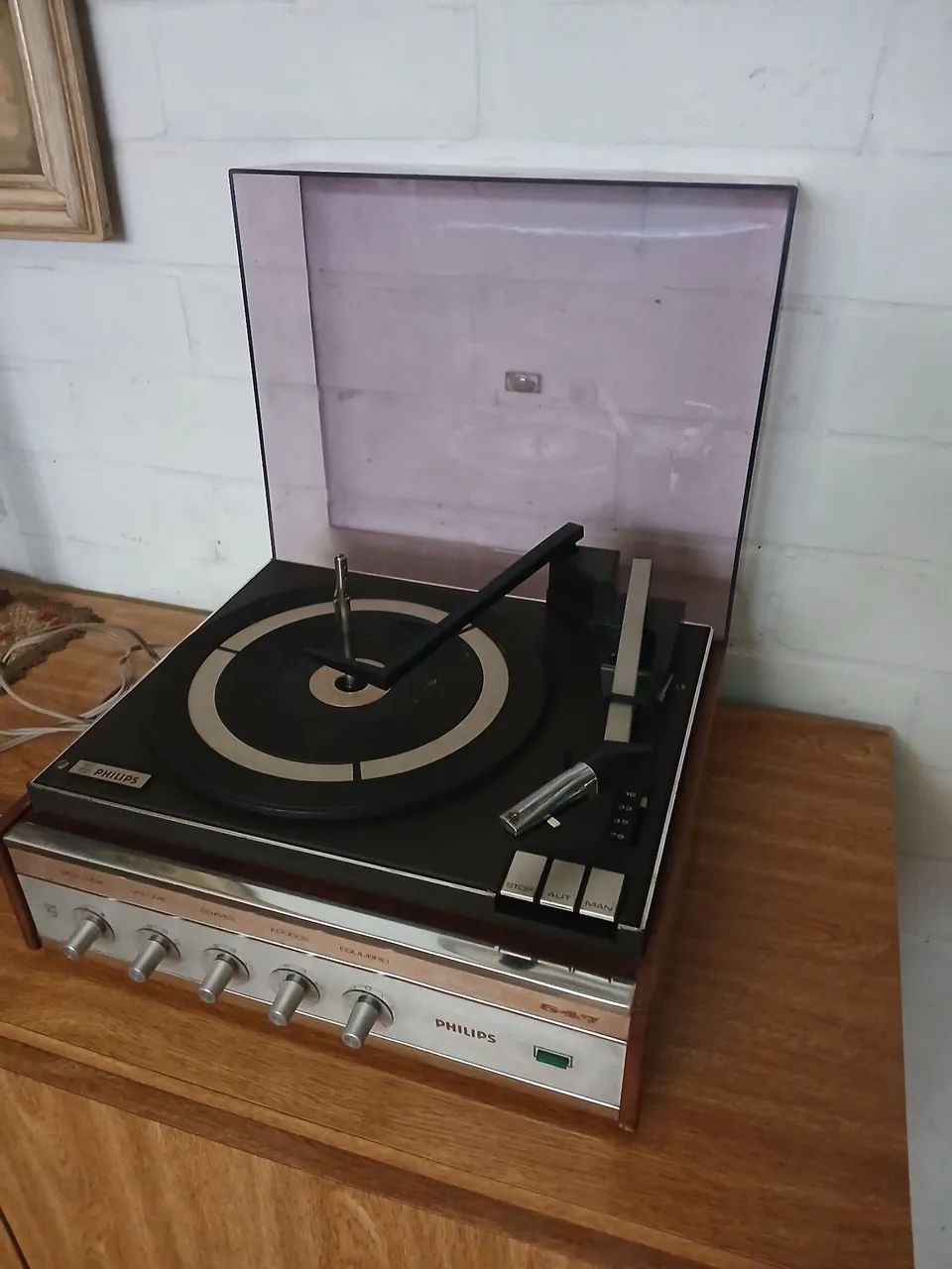 Antigo toca-disco Philips (leia o anúncio)