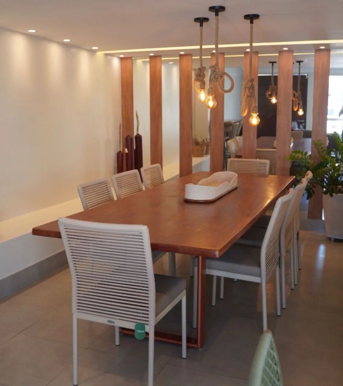 Mesa jantar em madeira maciça 