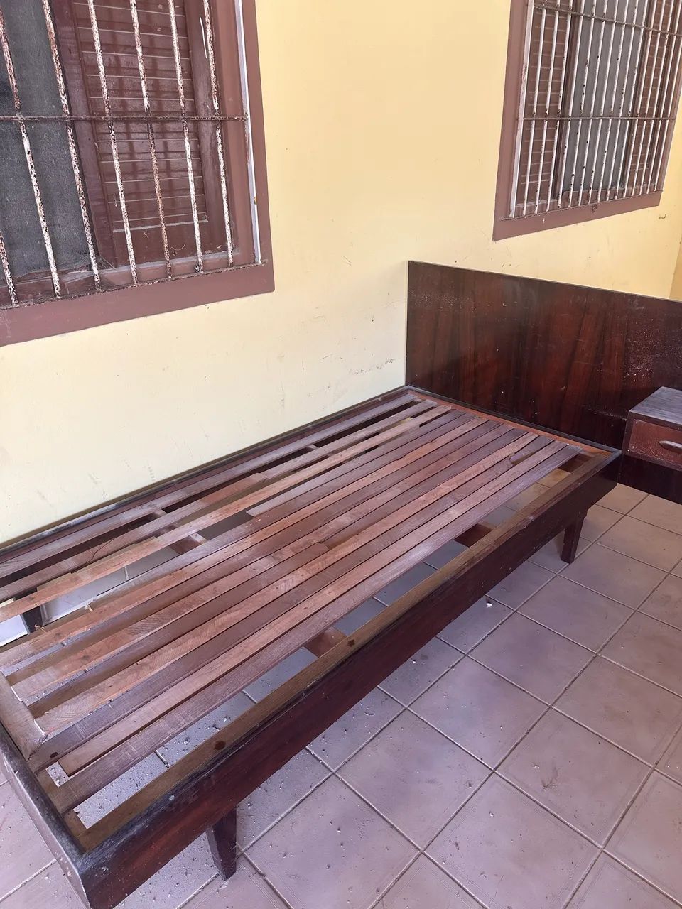 Cama solteiro em madeira maciça com cabeceira  - Foto 2