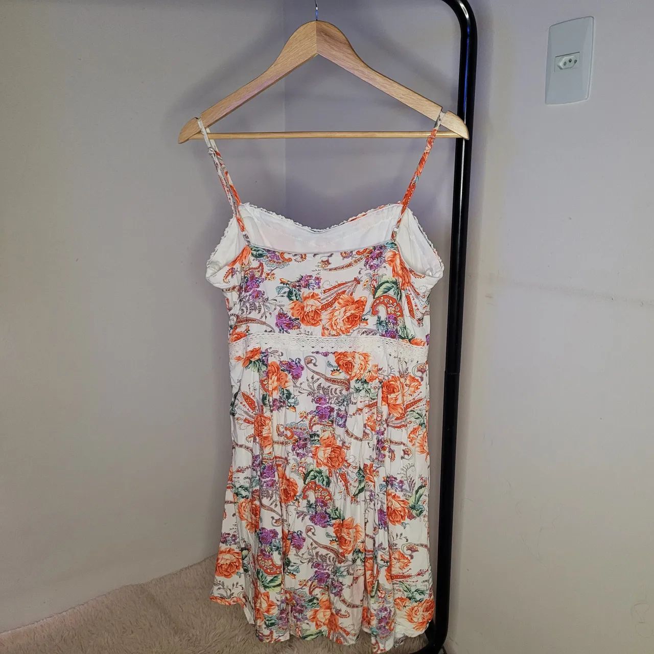 Vestido de alcinha florido com detalhe de renda - Tamanho G - Foto 2