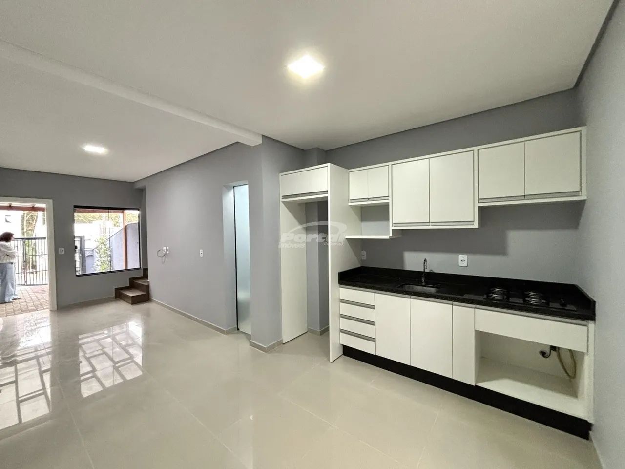 Sobrado com 70m², o imóvel conta com: 02 dormitórios, sala de estar, cozinha com móveis so - Foto 4