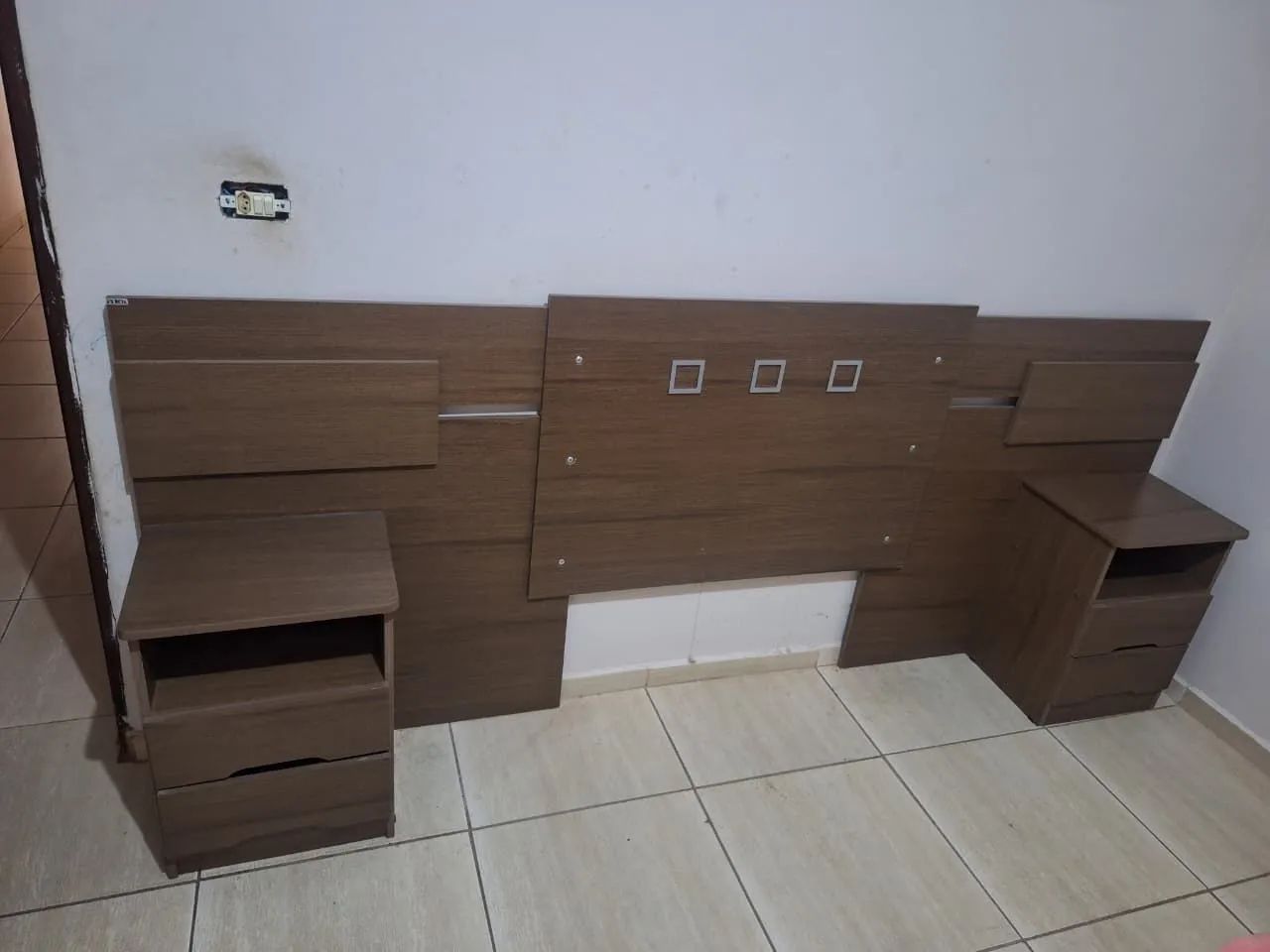Cabeceira de cama casal + mesa lateral 