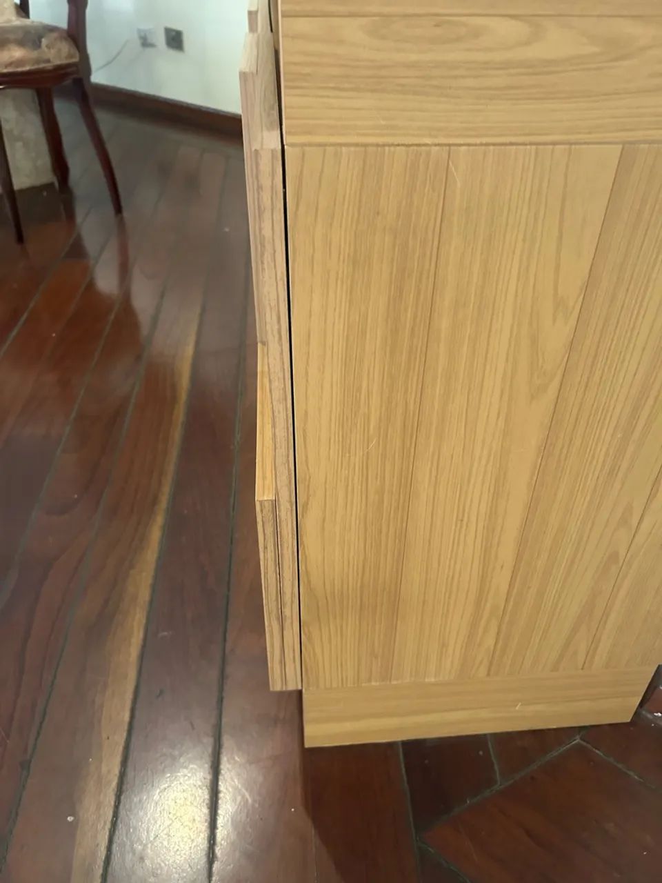 Vendo esse aparador de madeira com com duas portas e gavetas  - Foto 3