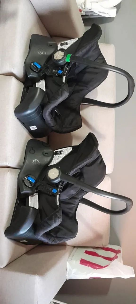 Vendo carrinho e bebê conforto para gêmeos  - Foto 4