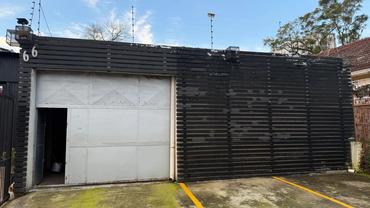 ALUGA-SE AMPLO ESPAÇO COMERCIAL 