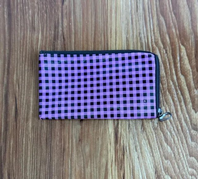 bolsinha porta moedas em plastico importada (desapego) - Foto 2