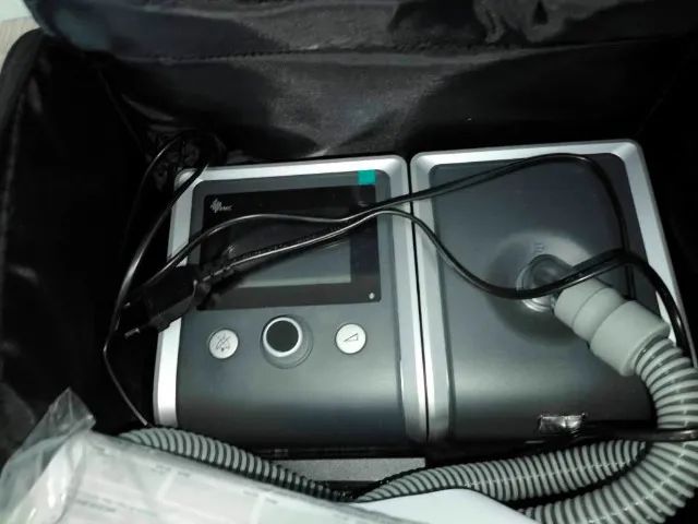CPAP AUTO RESMART GII E20A DA BMC EM CONJUNTO COM UMIDIFICADOR E MASCARA FACIAL VENTILADA