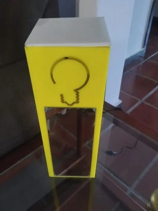 Abajur em acrílico e vidro marca aramez