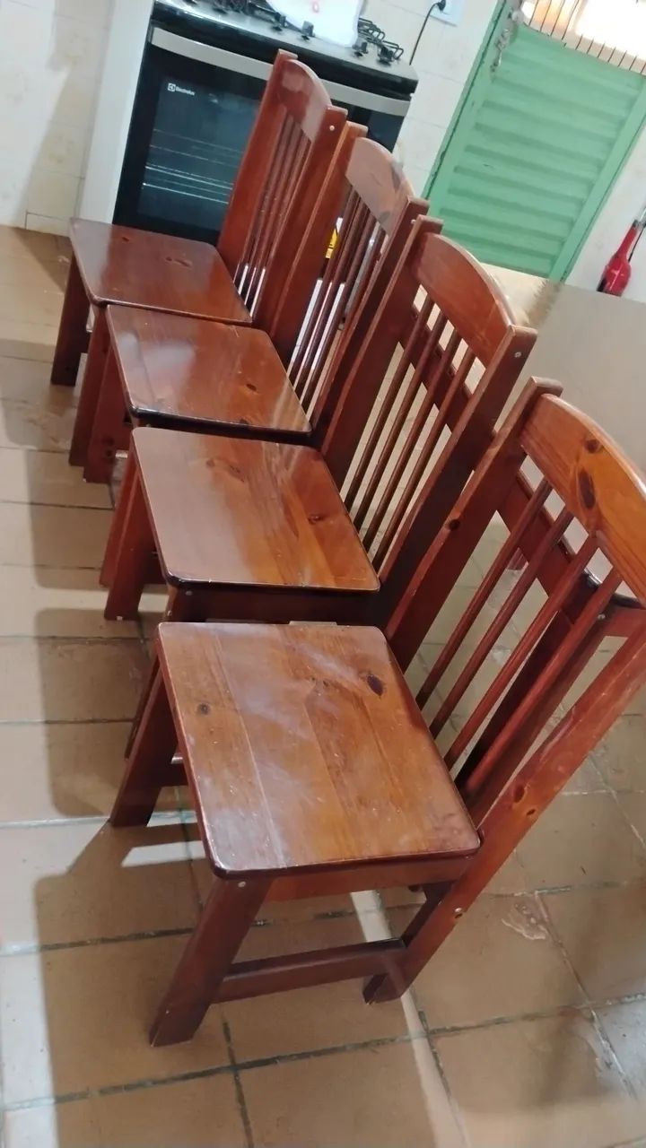 Mesa de madeira com quatro cadeiras - Foto 4