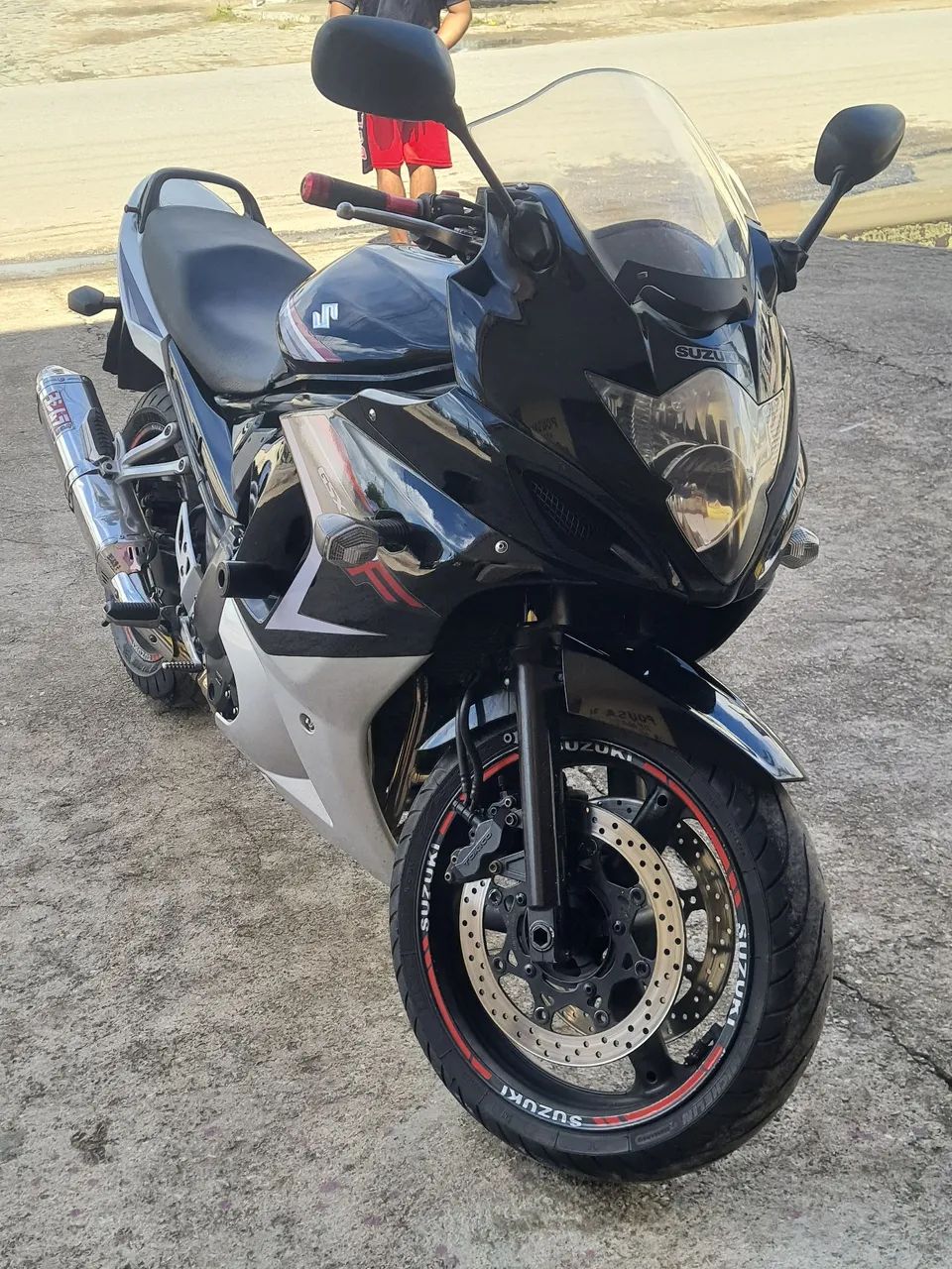 ZUSUKI CBR 650F ANO 2010