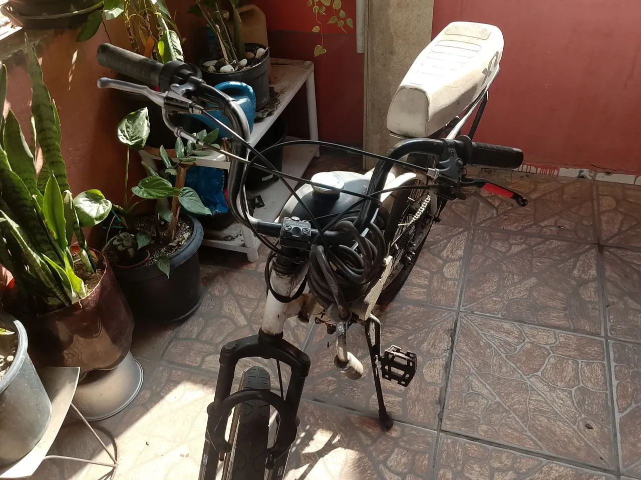 Bicicleta motorizada 80 cilindradas branca
