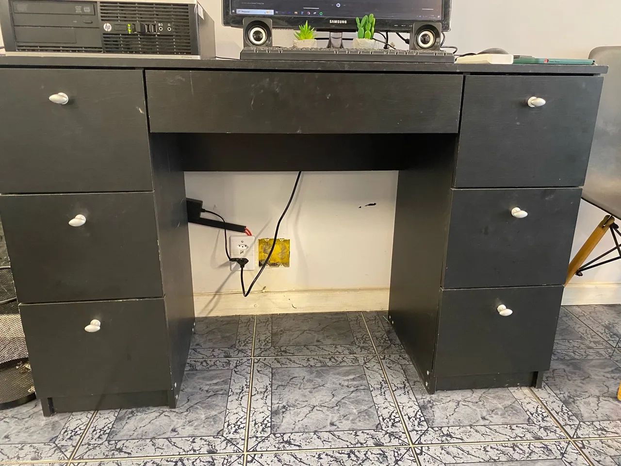 Mesa com gavetas