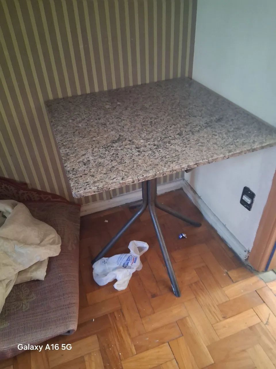Mesa com tampa de marmore e cabide de bolsas