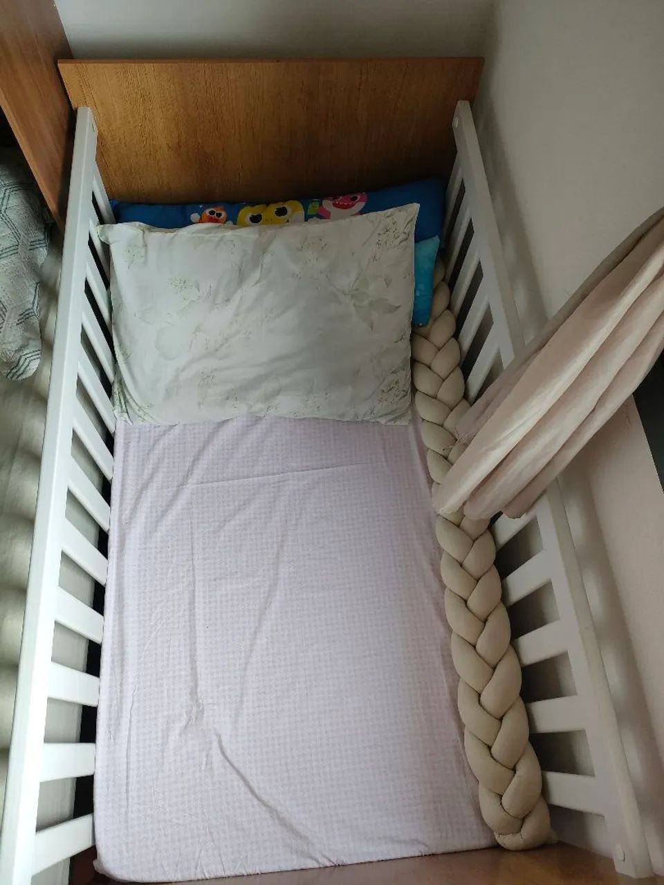 Berço de madeira para bebê com colchão  - Foto 2