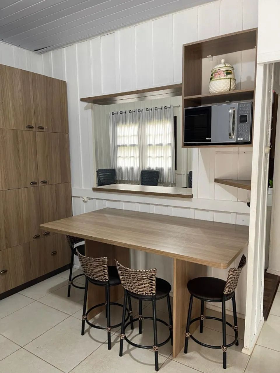 Mesa em MDF Amadeirado para até 6 lugares (acompanha 4 banquetas). - Foto 3