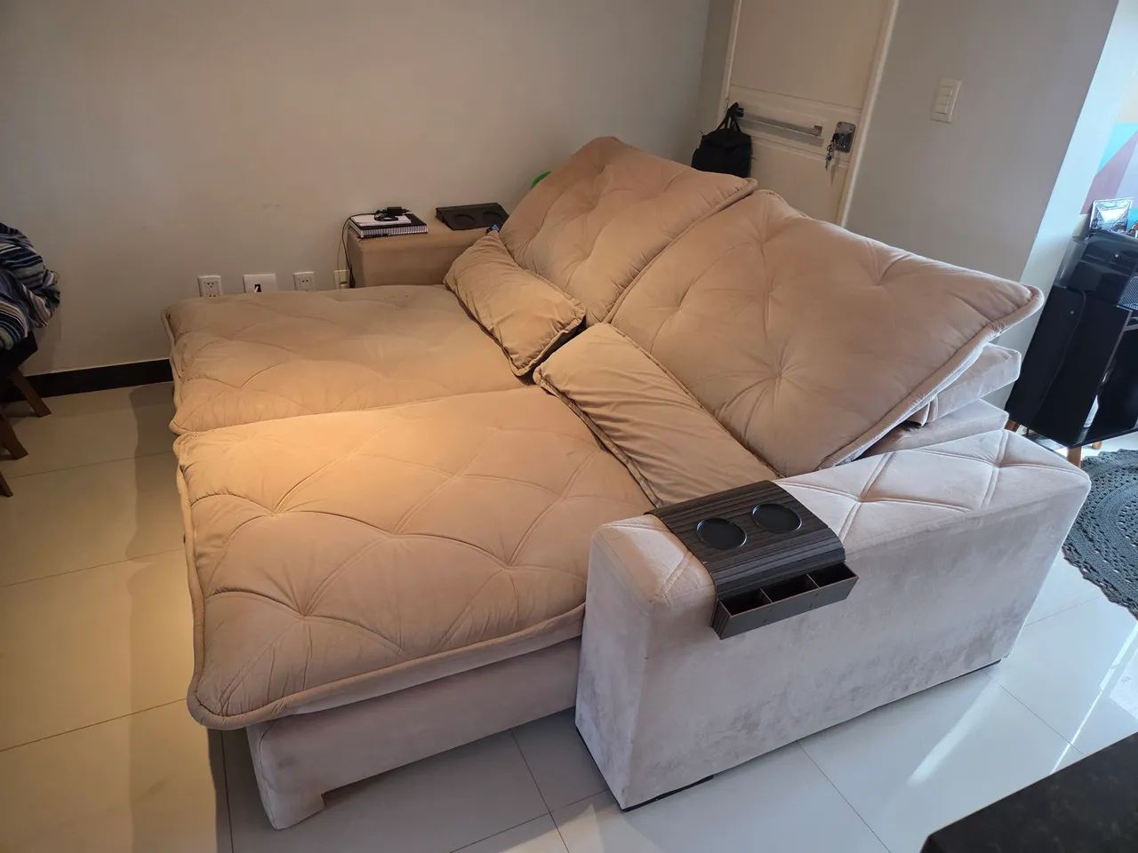 Sofá Retrátil e Reclinável Bege em Suede - 2,50m - Alta Qualidade - Foto 2