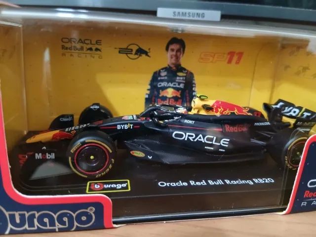 Miniatura Formula 1 Bburago 1:43 com acrílico e capacete - Foto 2
