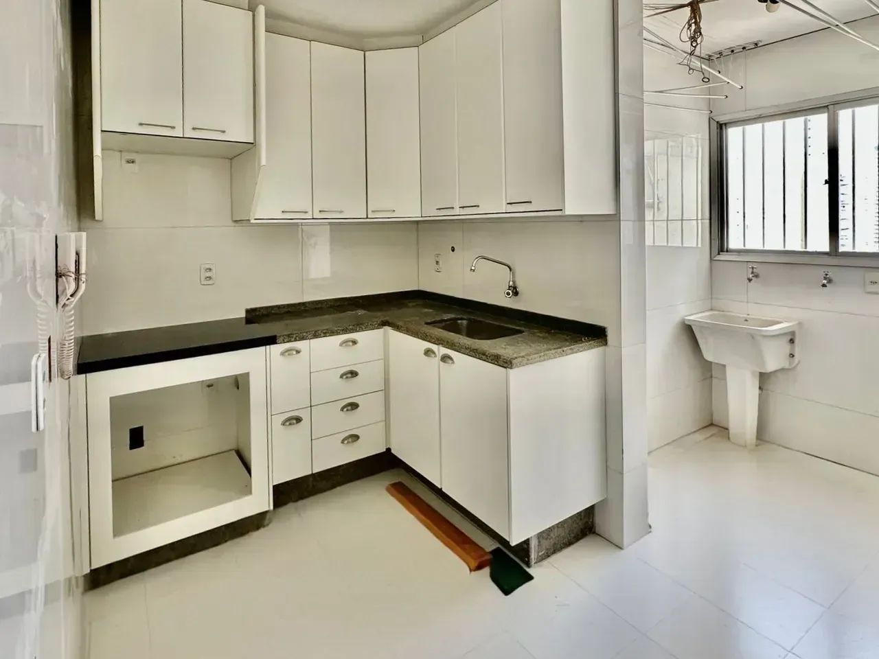 Apartamento, com 87 m2, sendo 3 quartos com 1 suíte, cozinha separada da sala e 2 vagas de