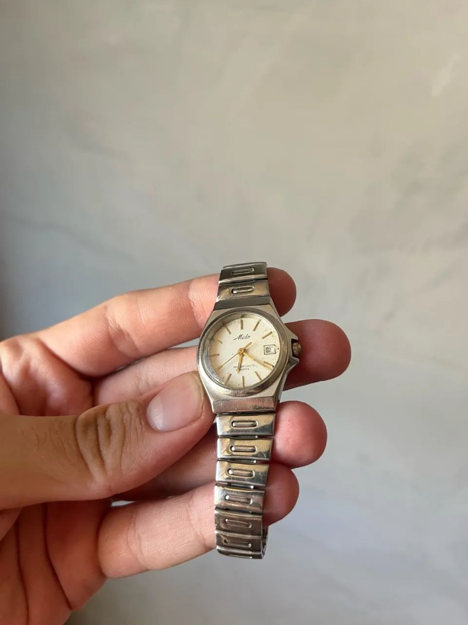 Mido feminino parado 