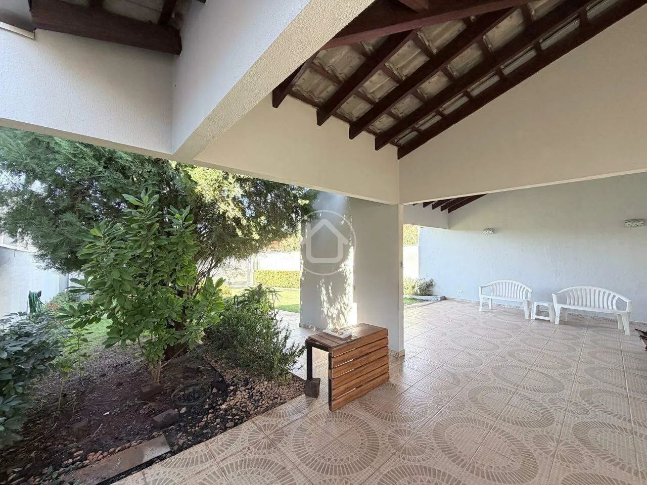 CASA COM 3 SUÍTES- ESCRITÓRIO-ESPAÇO PARA 5 CARROS - Foto 5