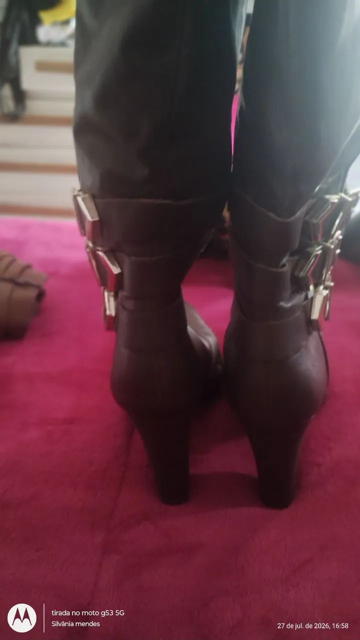 Bota cano alto com fivelas 